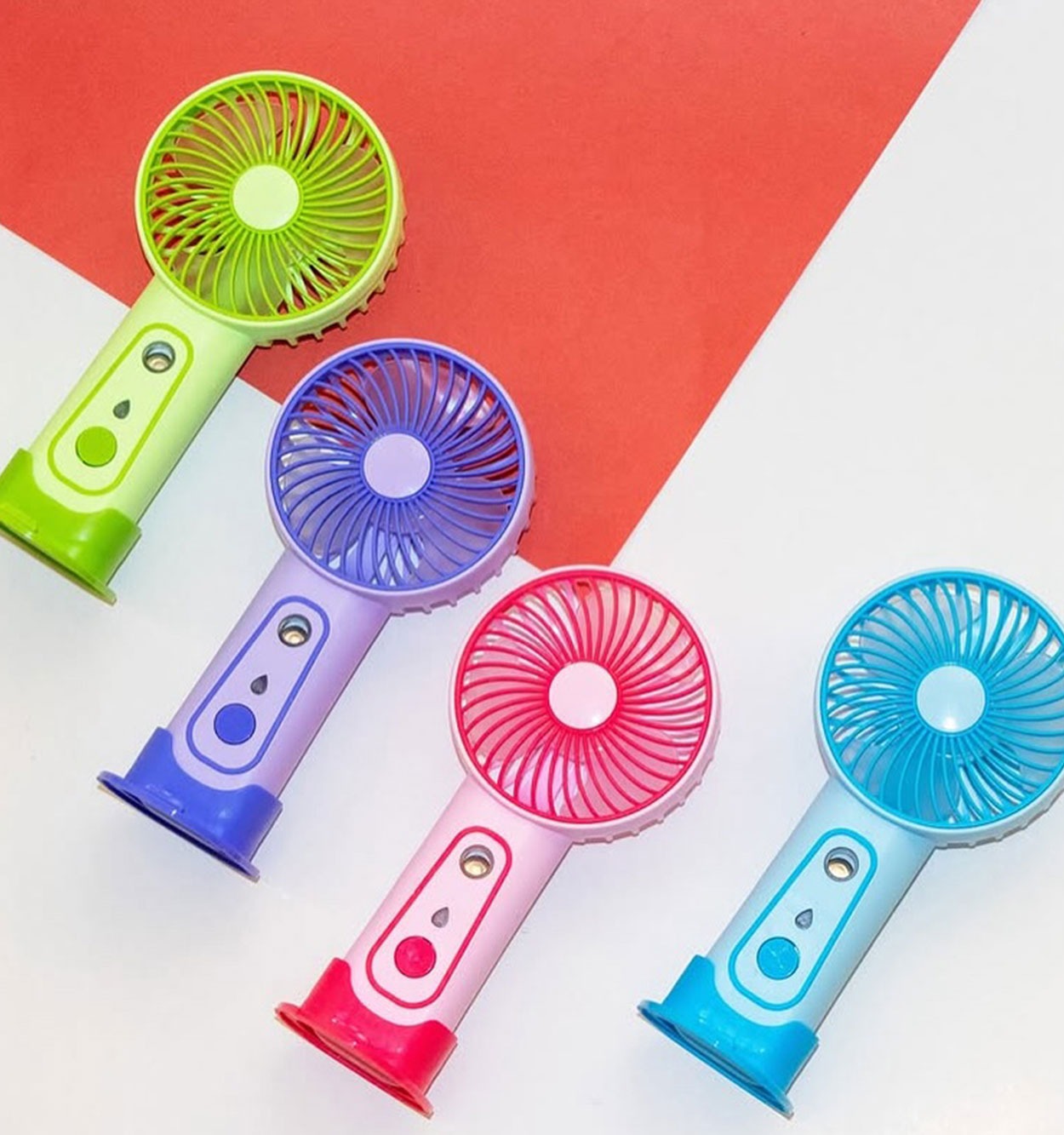 Mini Ventilateur avec Spray et Support Téléphone – Fraîcheur et Praticité 3-en-1